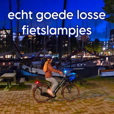 Onze herfst tip: echt goede losse oplaadbare fietslampjes, zodat je kinderen en tieners veilig fietsen. Wij testten de AXA Niteline serie. De lampjes zijn goed fel. Je maakt ze makkelijk vast aan je fiets en stopt ze ook net zo snel weer in je tas of jas. De lampjes zijn met je standaard USB-C kabel oplaadbaar, opladen kan ook op met laptop of powerbank onderweg.